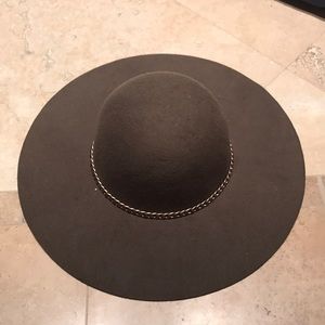 Pretty Army green floppy hat w/ gold chain detail